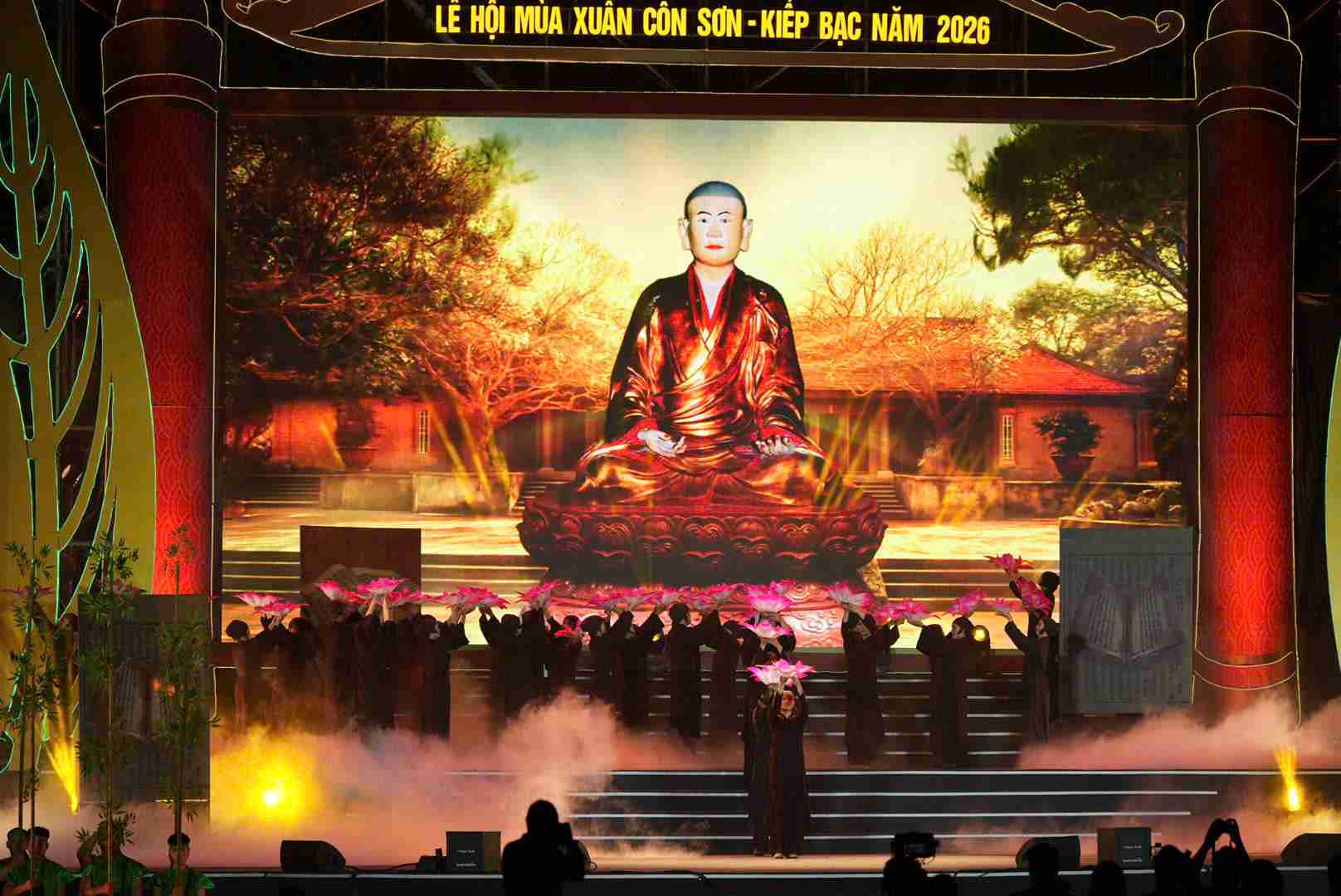 Nghệ sĩ và diễn viên tham gia biểu diễn trong chương trình nghệ thuật khai hội.