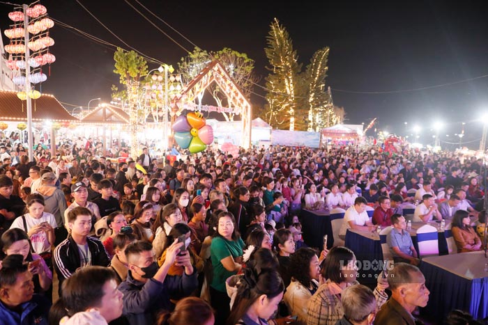 De nombreuses personnes ont participé au programme du festival des fleurs de ban lors du premier jour d'ouverture. Photo: Quang Dat