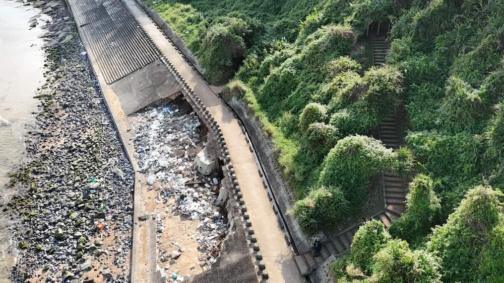 Sea dyke landslide threatens Vinh Moc Tunnels relic. Photo: Nguyen Luan
