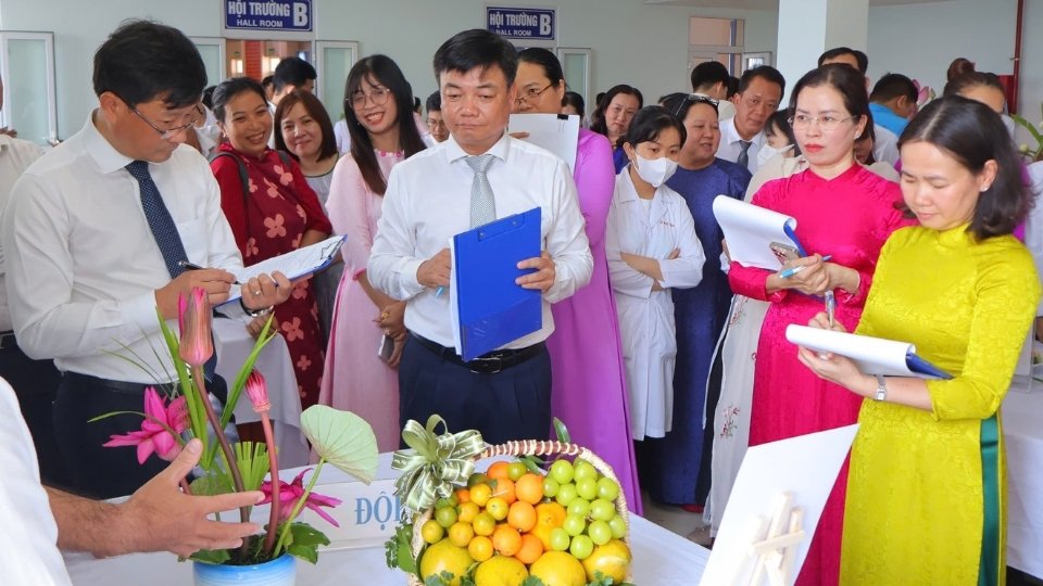 Các đội thi tham gia phần thi cắm hoa, trang trí trái cây tại Hội thi “Nam giới khéo tay” do Công đoàn cơ sở Bệnh viện Đa khoa Vĩnh Long tổ chức. Ảnh: Hoàng Lộc