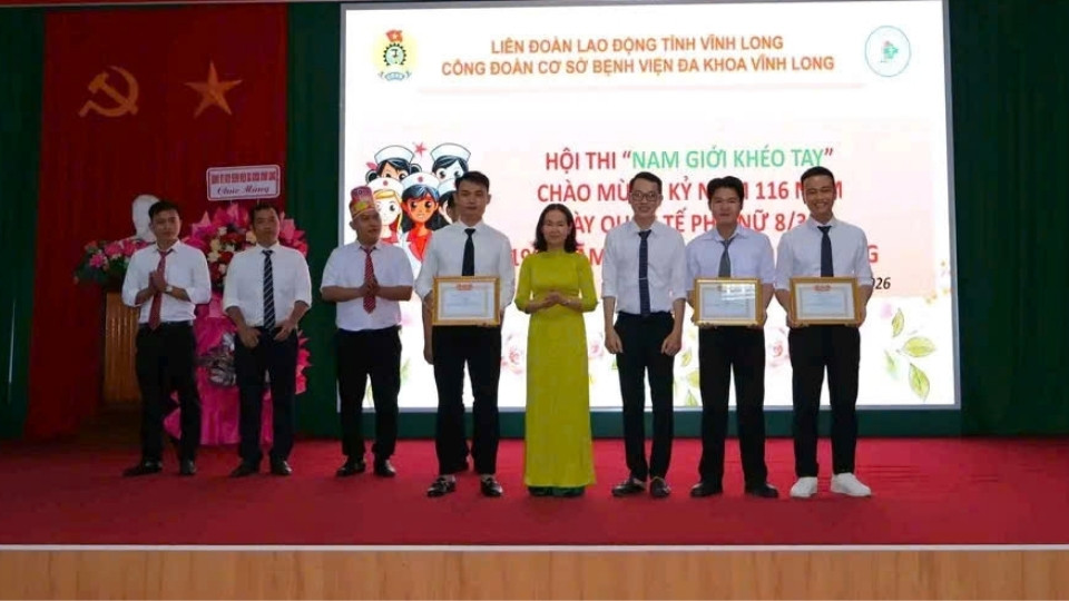 The organizing committee awarded prizes to teams with excellent performances at the "Handy Men" Contest. Photo: Hoang Loc