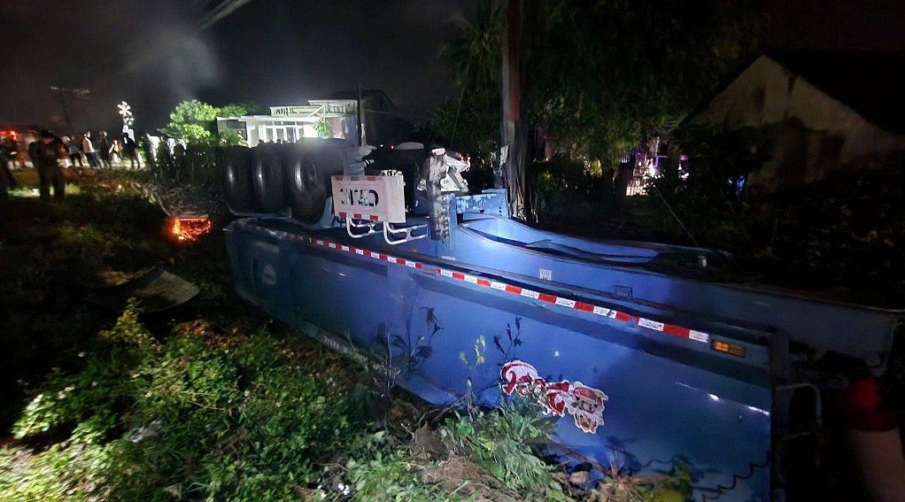 Xe đầu kéo bị lật ngửa sau vụ tai nạn. Ảnh: ĐÔNG GIANG