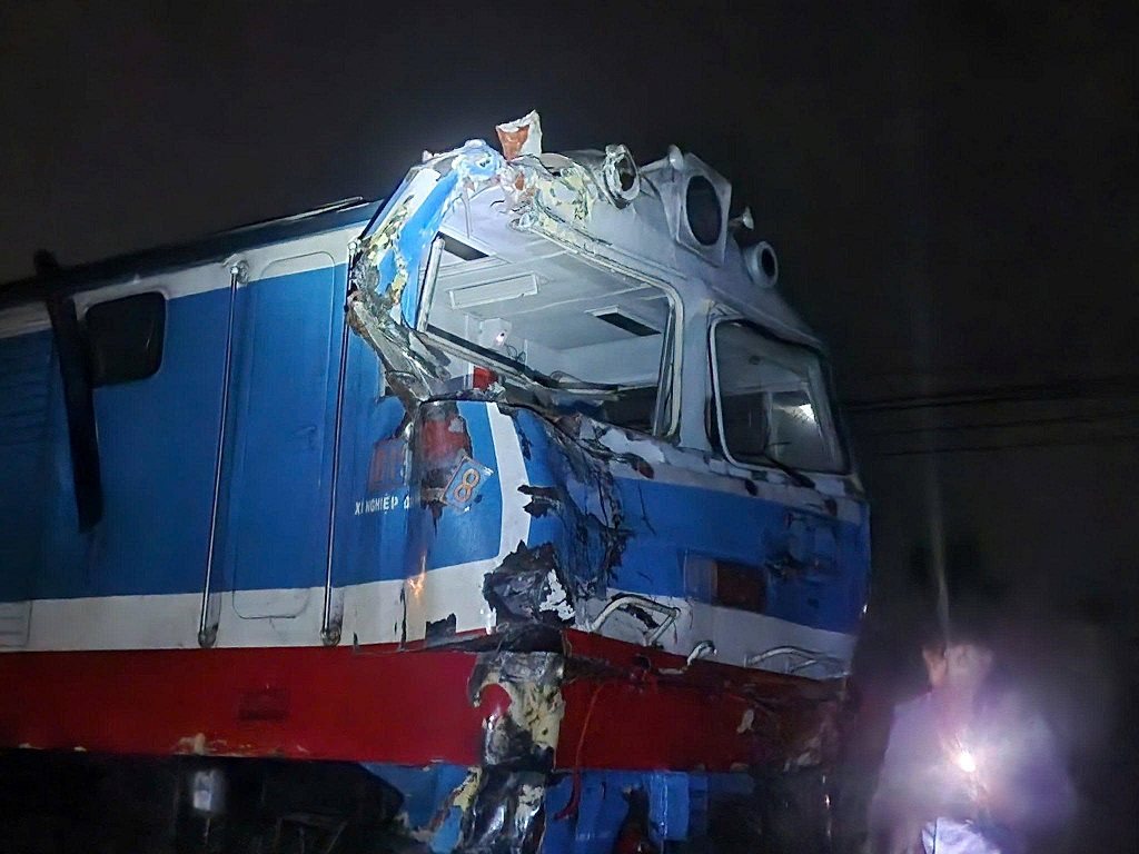 Phần đầu tàu SE8 bị hư hỏng nặng sau vụ tai nạn. Ảnh: ĐÔNG GIANG