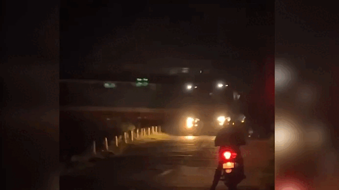 Clip of train crashing into trailer truck in Quang Ngai. Clip: DONG GIANG