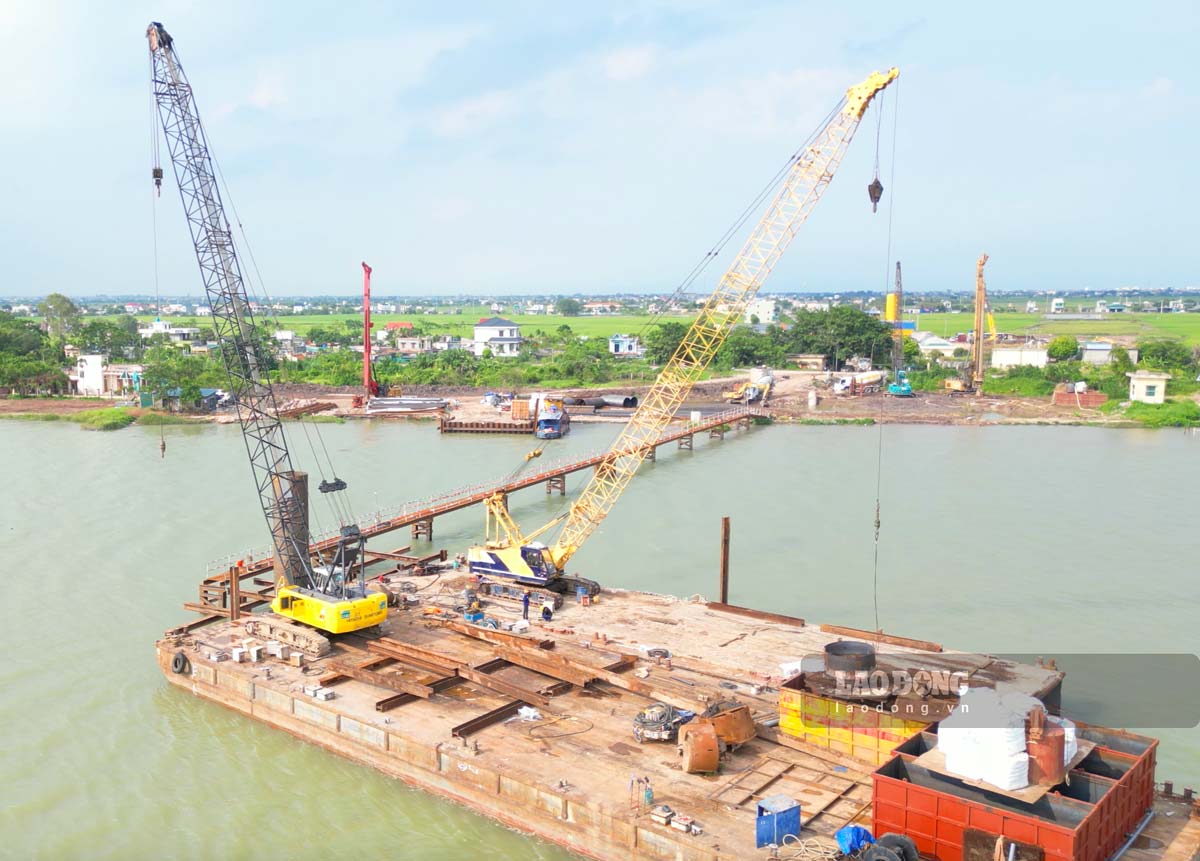 The Hong River overpass on the CT. 08 highway is 1.115m long and 24.75m wide; connecting Hong Vu commune, Hung Yen province and Xuan Hong commune, Ninh Binh province. Photo: Luong Ha