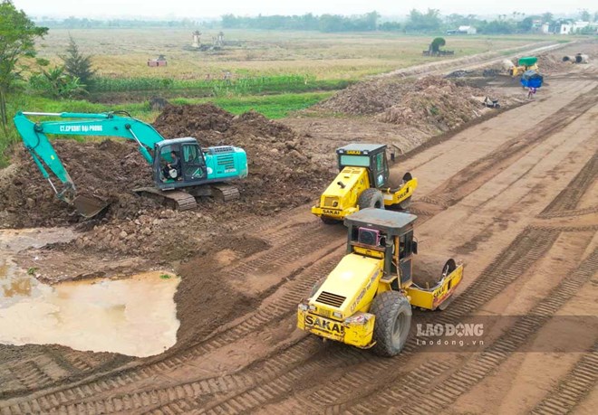 Máy móc thi công dự án cao tốc Ninh Bình - Hải Phòng, đoạn qua tỉnh Hưng Yên. Ảnh: Lương Hà 