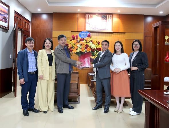 Chairman of the Nghe An Provincial Labor Federation came to congratulate the Head of the Southeast Nghe An Economic Zone Management Board. Photo: Nghe An Trade Union