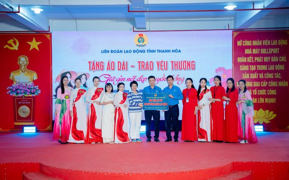 Đại diện lãnh đạo LĐLĐ tỉnh Thanh Hóa trao áo dài cho nữ đoàn viên, người lao động tại Công ty TNHH Giầy Rollsport Việt Nam. Ảnh: Thu Hà