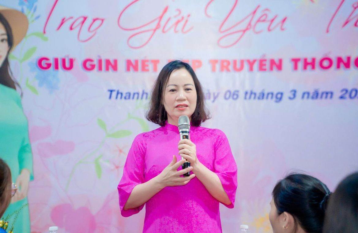 Bà Trịnh Thị Hoa - Phó Chủ tịch LĐLĐ tỉnh Thanh Hóa phát biểu tại chương trình trao áo dài. Ảnh: Thu Hà