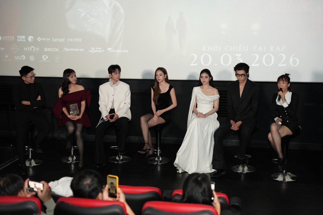 Đoàn phim gặp gỡ truyền thông. Ảnh: Đoàn phim.