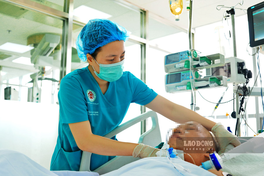 Ở Khoa Hồi sức, tôi sẽ thực hiện nhiệm vụ “chăm sóc toàn diện“. Vì bệnh nhân không có người thân bên cạnh, điều dưỡng chúng tôi trở thành gia đình của họ. Từ việc vệ sinh cá nhân, thay từng tấm áo đến hỗ trợ bác sĩ trong các thủ thuật phức tạp, đôi bàn tay điều dưỡng đều phải vẹn tròn trách nhiệm.