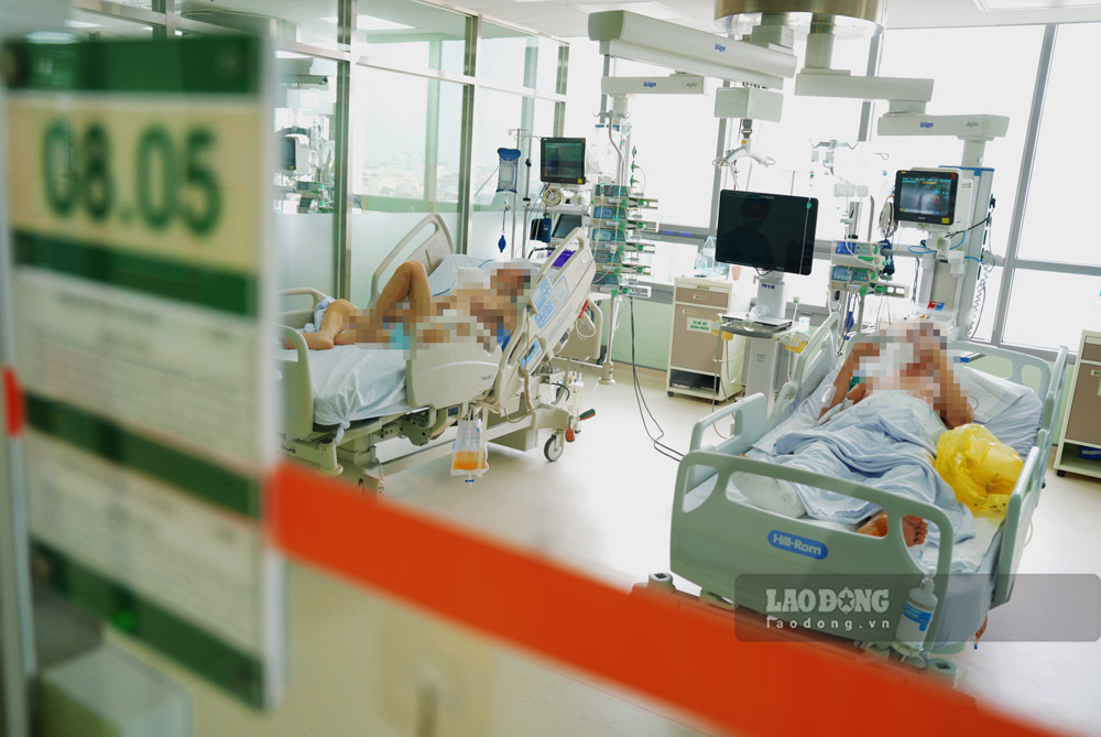 Guồng quay công việc tại Khoa hồi sức chưa bao giờ có dấu hiệu dừng lại. Bệnh nhân mới nối tiếp bệnh nhân cũ, những ca cấp cứu xuyên đêm khiến chúng tôi luôn trong trạng thái “sẵn sàng” cao độ nhất.