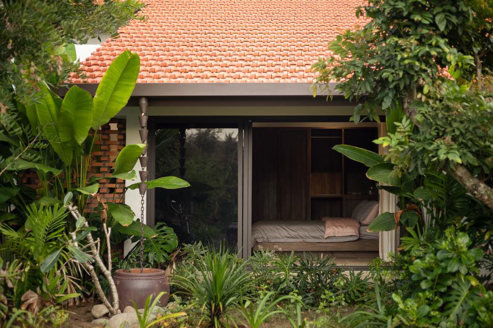 Công trình sử dụng vẻ đẹp của gỗ tự nhiên, gạch cổ, mái ngói đỏ, và học hỏi từ nhiều chi tiết kiến trúc địa phương khác, gợi lên hình ảnh ngôi nhà truyền thống thân thuộc.