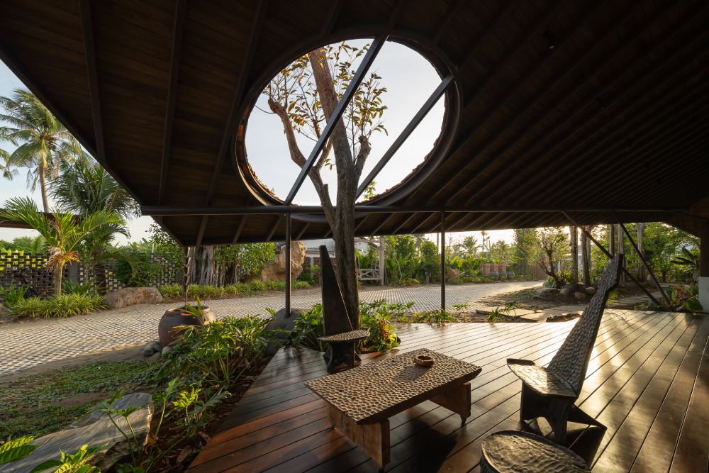 Ngôi nhà 500m2 được thiết kế theo phong cách mộc mạc, giản dị nhưng đầy đủ tiện nghi, mang đậm hơi thở miền Tây sông nước.