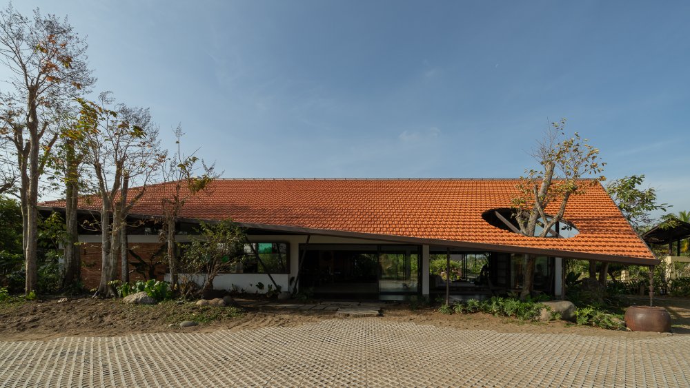 Giữa vùng đất hiền hòa của tỉnh Bến Tre cũ (nay là tỉnh Vĩnh Long), có một ngôi nhà mái ngói ẩn mình dưới những tán cây rợp bóng.