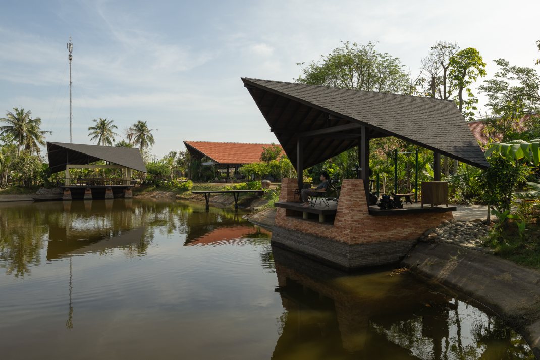 Kèo mái ngói như một tán cây rộng lớn, thấp thoáng giữa khu vườn xanh, vừa giúp che chắn nắng mưa, vừa tạo cảm giác gần gũi, hòa hợp với thiên nhiên. 