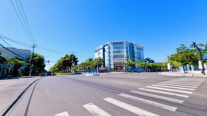 Vấn đề phát triển cân bằng giữa các vùng sau sáp nhập được cử tri và ứng cử viên Quốc hội đặc biệt quan tâm. Trong ảnh: TP.Tam Kỳ, Quảng Nam cũ đường vắng, người thưa sau khi sáp nhập với Đà Nẵng. Ảnh: Hoàng Bin chụp tháng 1.2026.