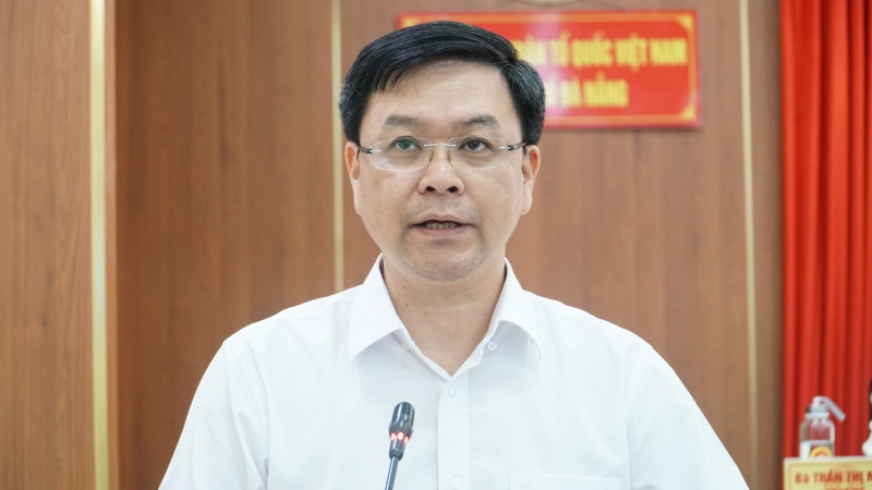 Ứng cử viên Nguyễn Hải Long - Vụ trưởng Vụ Công tác đại biểu (Ủy ban Công tác đại biểu của Quốc hội) trình bày chương trình hành động tại hội nghị tiếp xúc cử tri Đà Nẵng. Ảnh: Hoàng Bin