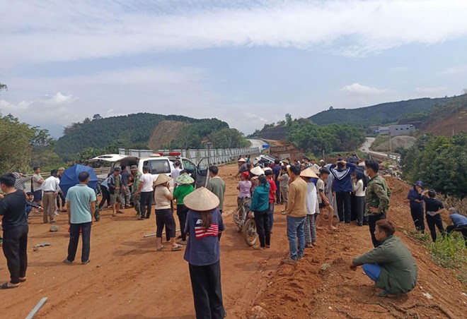 Ôtô con mất lái lao ra khỏi cao tốc Nội Bài – Lào Cai khiên 2 người bị thương nặng. Ảnh: Người dân cung cấp 