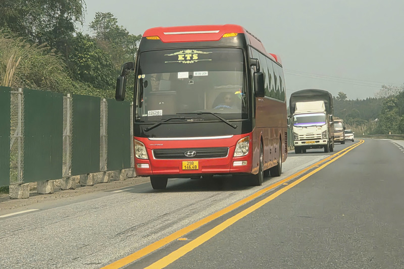 Các phương tiện phải di chuyển chậm vì cao tốc đang thi công. Ảnh: Đinh Đại