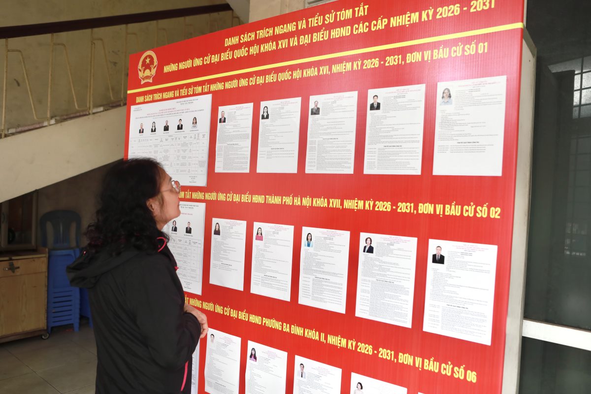 Hướng dẫn cách ghi phiếu bầu cử đúng quy định. Ảnh: Duy Tuấn