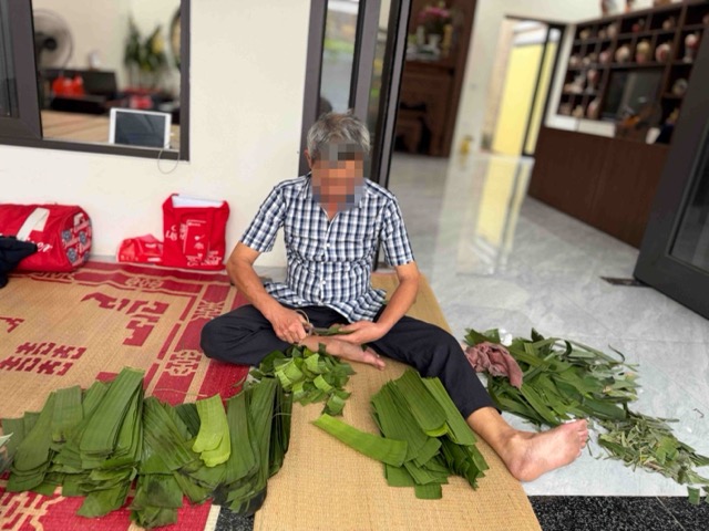 Ông T chia sẻ về số tiền lương hưu được nhận hàng tháng. Ảnh: Đức Vân