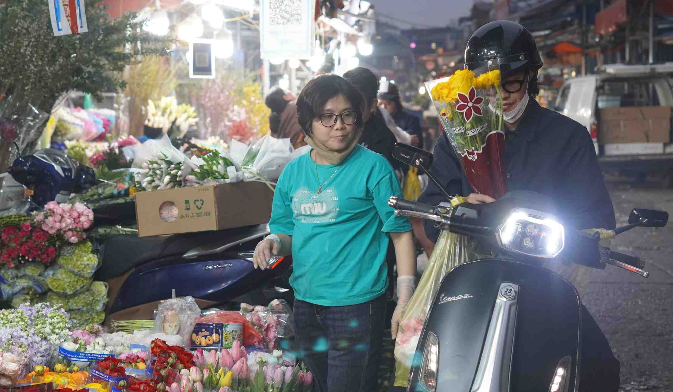 Những cánh mày râu tranh thủ ghé chợ hoa sau giờ tan ca để chọn những bó hoa tươi tặng người thân dịp 8/3. Ảnh: Minh Vũ