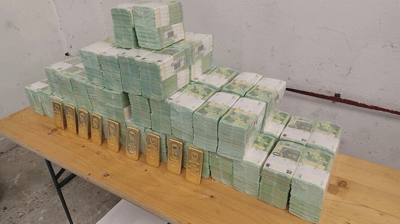 Hungary has just confiscated 40 million USD, 35 million euros and 9kg of gold from Ukraine. Photo: Hungarian Government