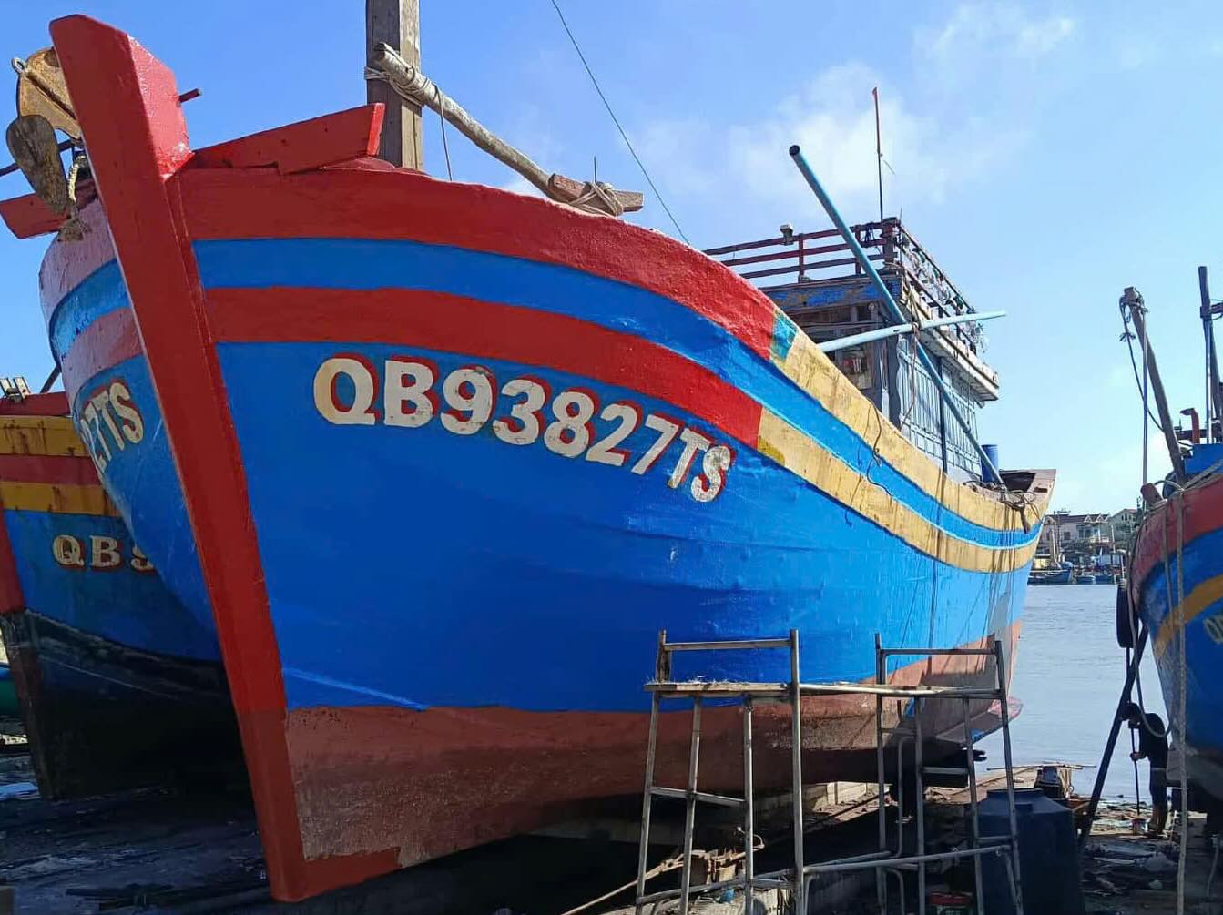 Fishing vessel QB 93827-TS with a length of about 17.5m, capacity of 885 CV is currently missing at sea. Photo: Thanh Binh
