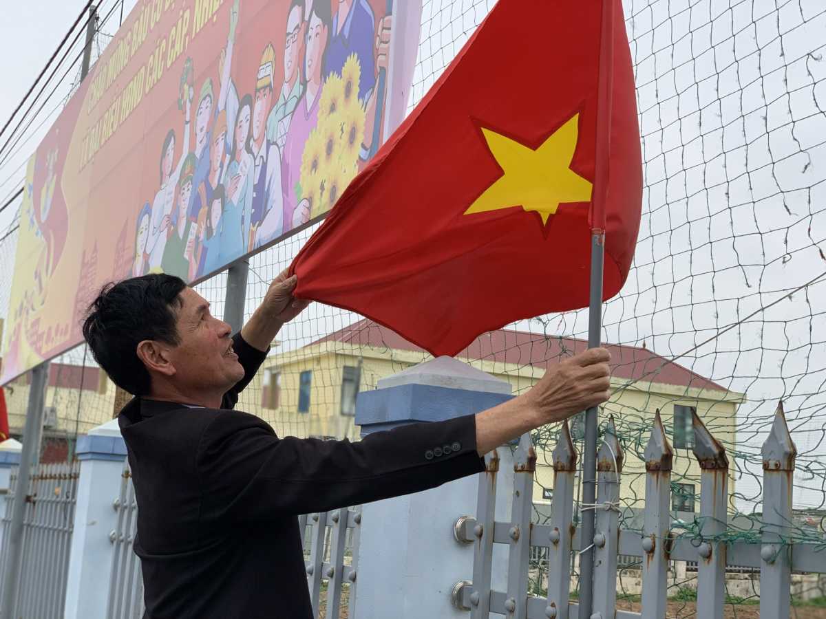 The election team in Giao Ninh commune, Ninh Binh province decorates flags and flowers to prepare for election day. Photo: Luong Ha