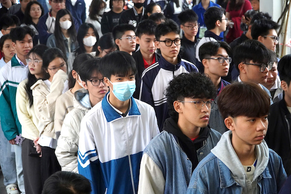 Thí sinh xếp hàng dự thi đánh giá năng lực đợt 1 năm 2026 của Đại học Quốc gia Hà Nội sáng 7.3. Ảnh: Tường Vân