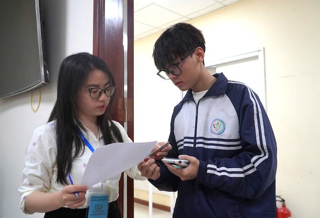 Thí sinh làm thủ tục vào phòng thi. Ảnh: Tường Vân
