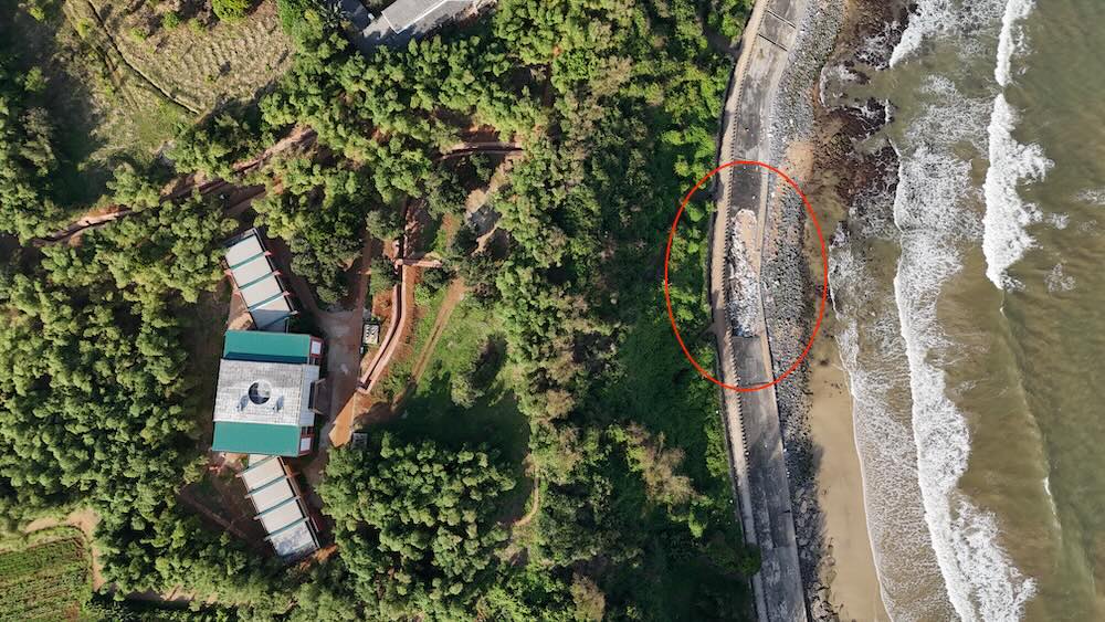 Khoảng cách giữa điểm sạt lở và hầm trú ẩn Di tích Địa đạo Vịnh Mốc. Ảnh: Nguyễn Luân