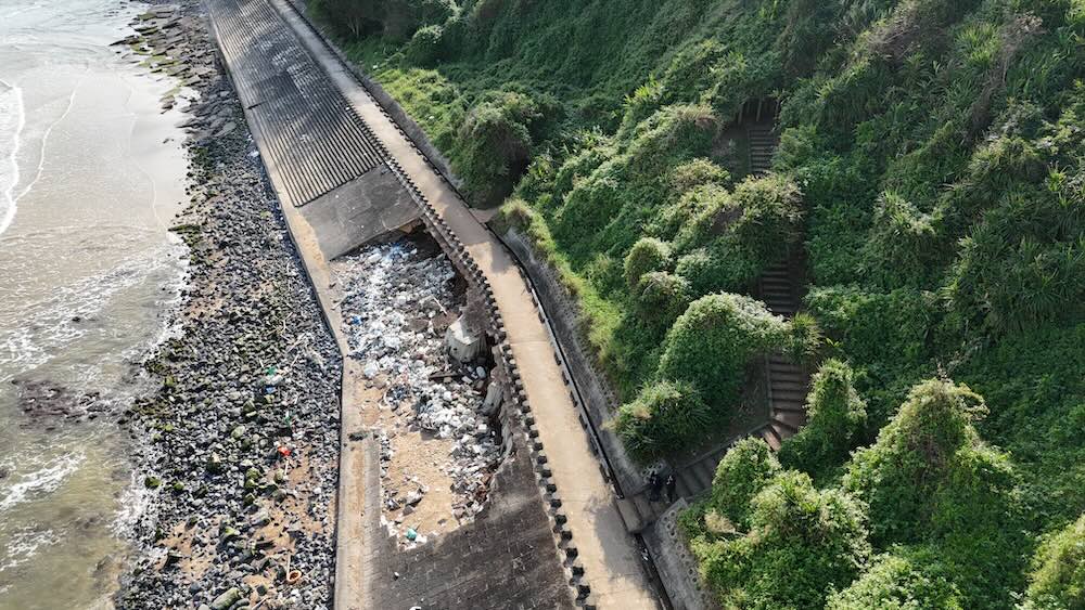 Ở góc nhìn khác, điểm sạt lở chỉ cách lối ra vào hầm trú ẩn di tích chưa đến 10m và có nguy cơ ăn sâu. Ảnh: Nguyễn Luân