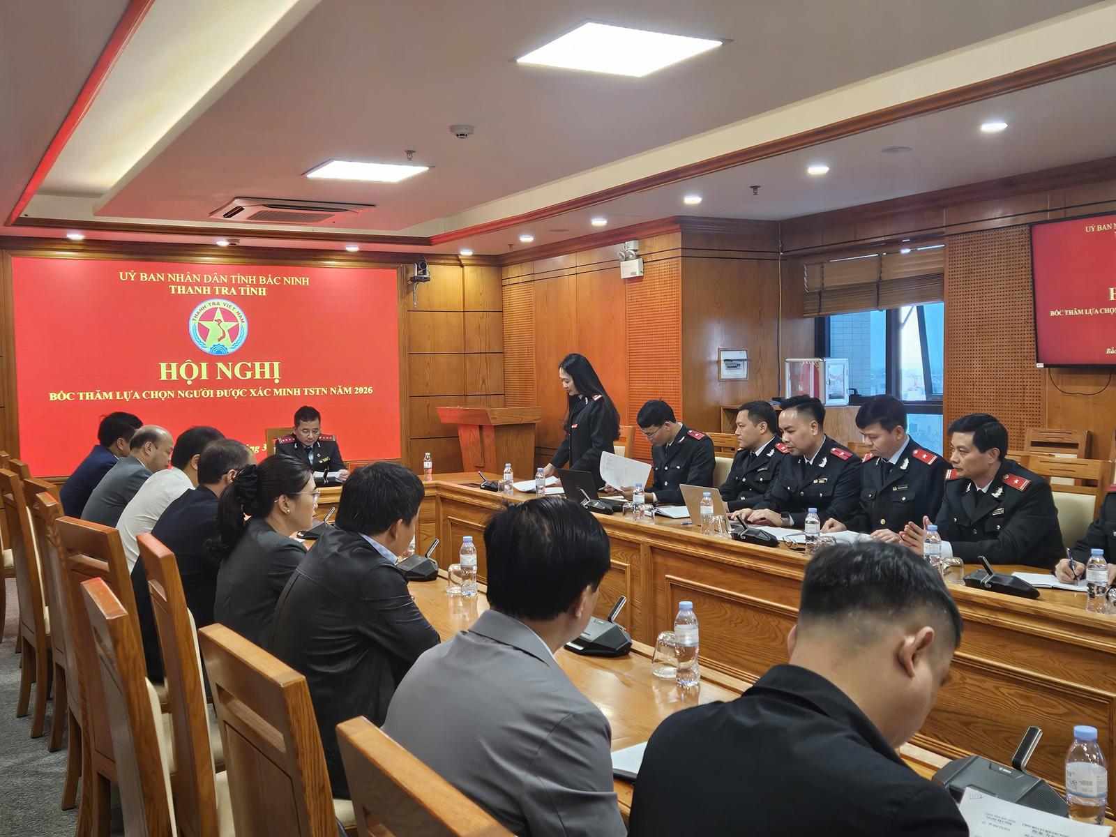 박닌에서 열린 2026년 자산 및 소득 확인 대상자 무작위 추첨 회의 전경. 사진: 시 지압