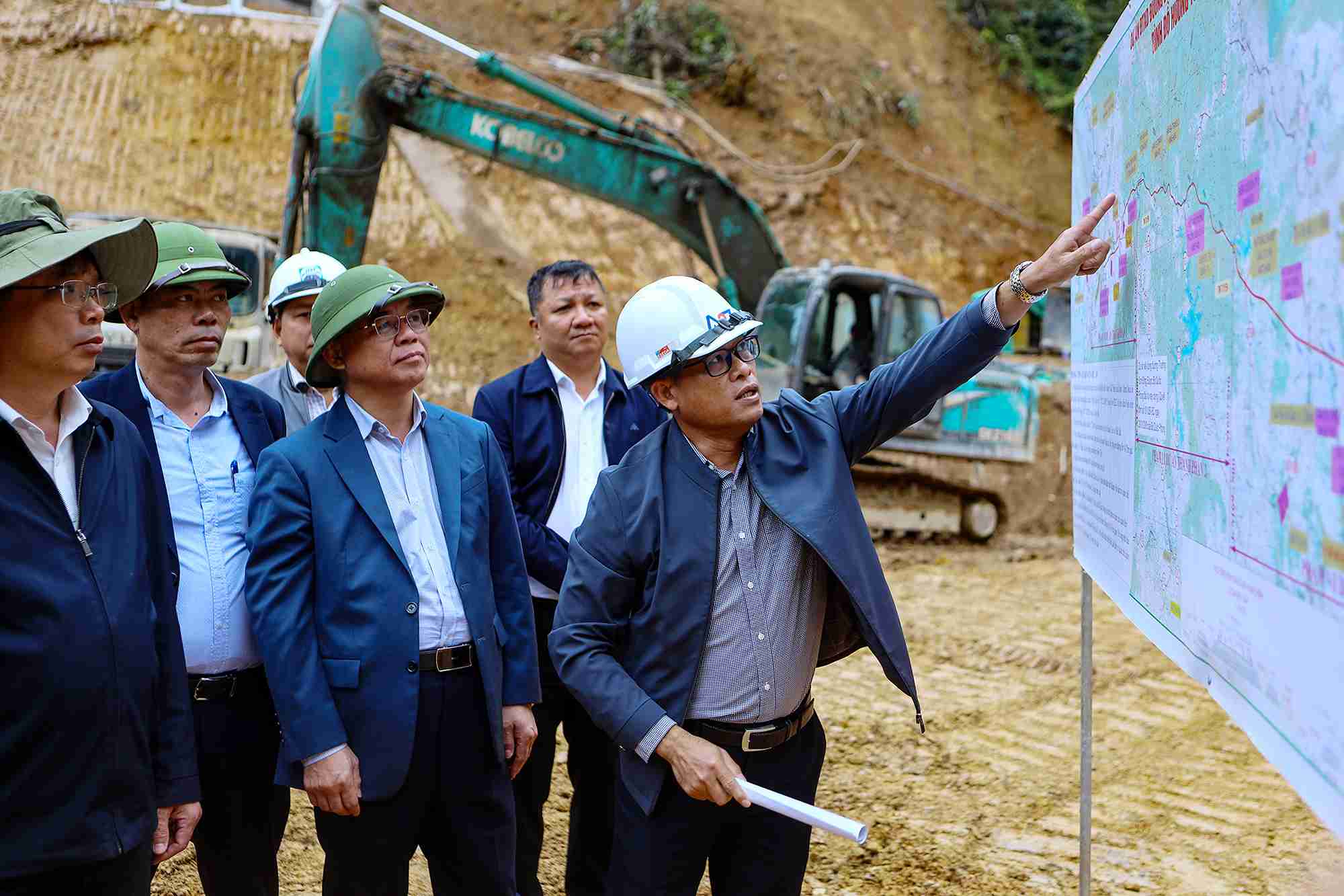 Lãnh đạo UBND tỉnh Đắk Lắk thường xuyên đi thực địa, đôn đốc tiến độ các dự án trọng điểm. Ảnh: Tuấn Hải