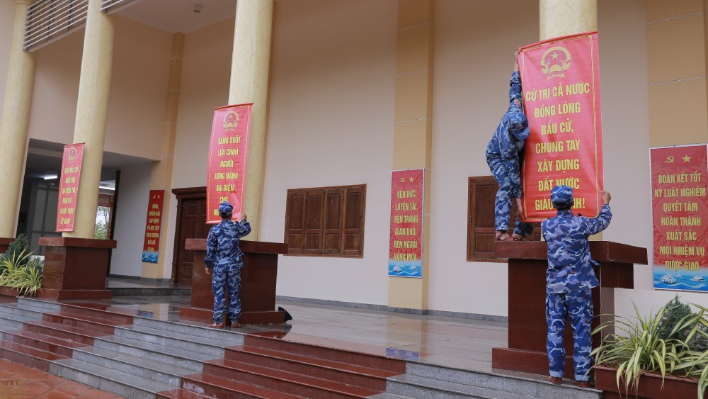 Cán bộ, chiến sĩ BTL Vùng tích cực triển khai trang trí tại khu vực bỏ phiếu của đơn vị. Ảnh: Quang Vinh