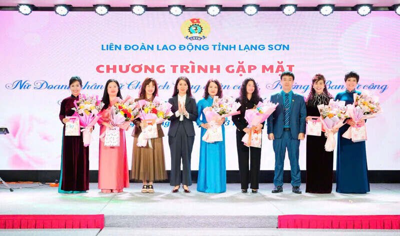 Honoring typical female entrepreneurs and trade union officials on the occasion of March 8 in Lang Son. Photo: Duy Chien