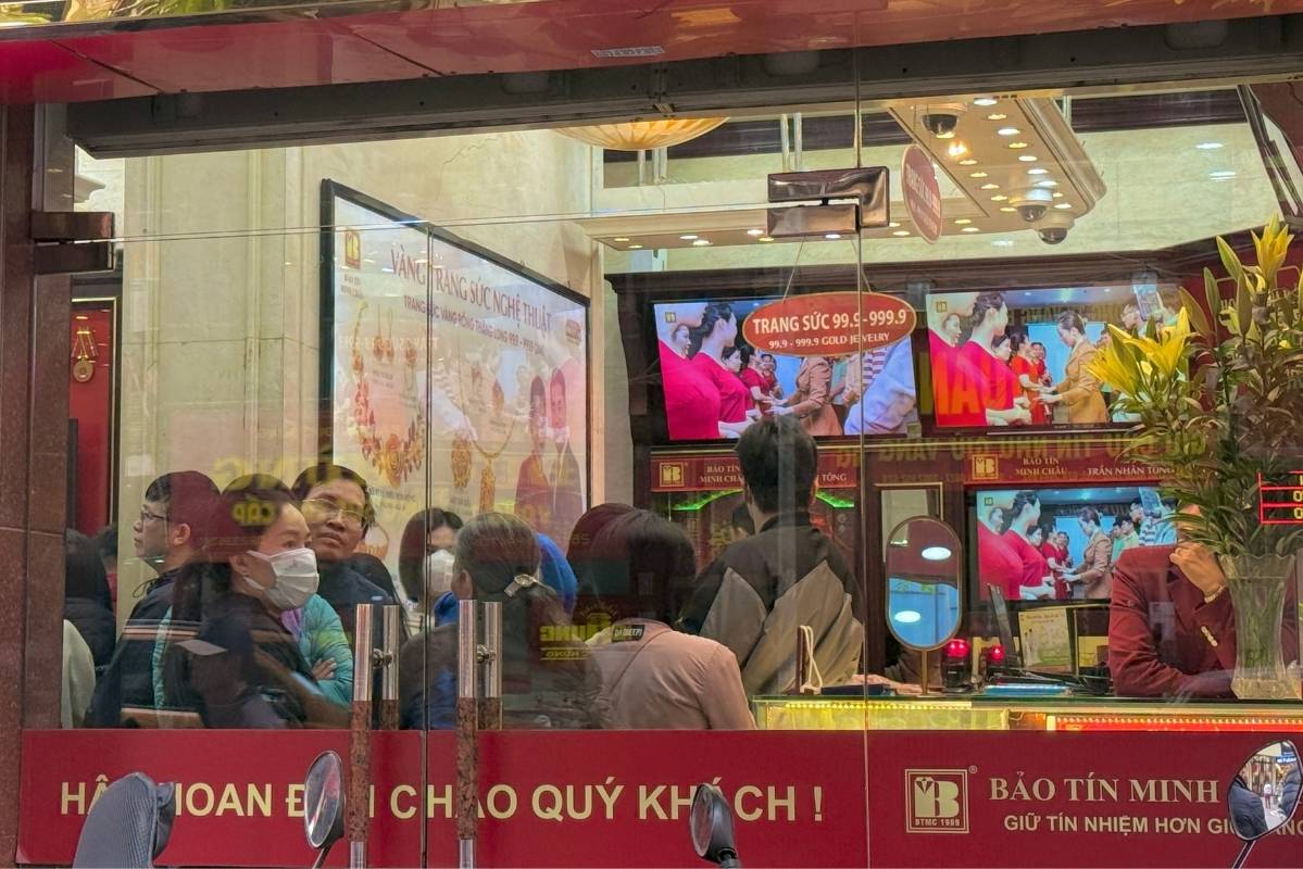 Một số cửa hàng vàng ghi nhận lượng khách hỏi mua vàng nhẫn tăng trong bối cảnh giá vàng liên tục biến động. Ảnh: Lệ Hà