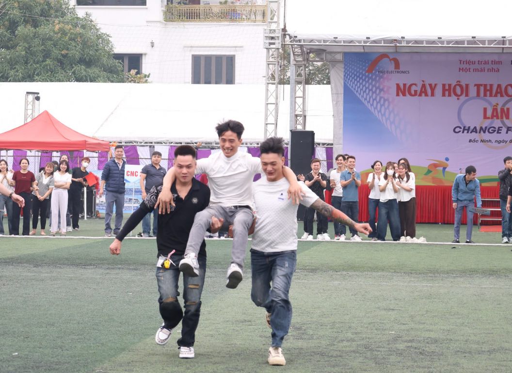 Người lao động hào hứng tham gia các trò chơi vận động. Ảnh: Quyết Chiến