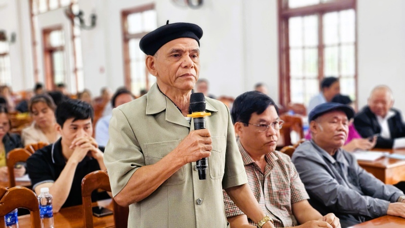 Cử tri Huỳnh Tấn Sâm phát biểu tại hội nghị tiếp xúc cử tri 7.3. Ảnh: Hoàng Bin