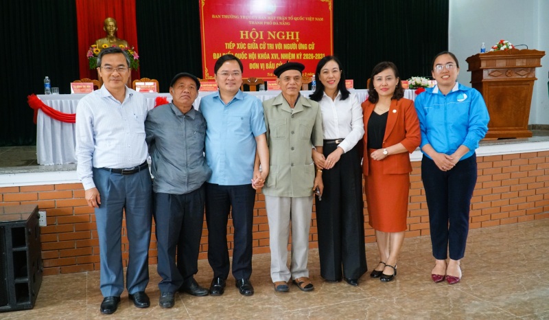 Ứng cử viên đại biểu Quốc hội khóa XVI chụp ảnh lưu niệm cùng cử tri và cán bộ địa phương. Ảnh: Hoàng Bin