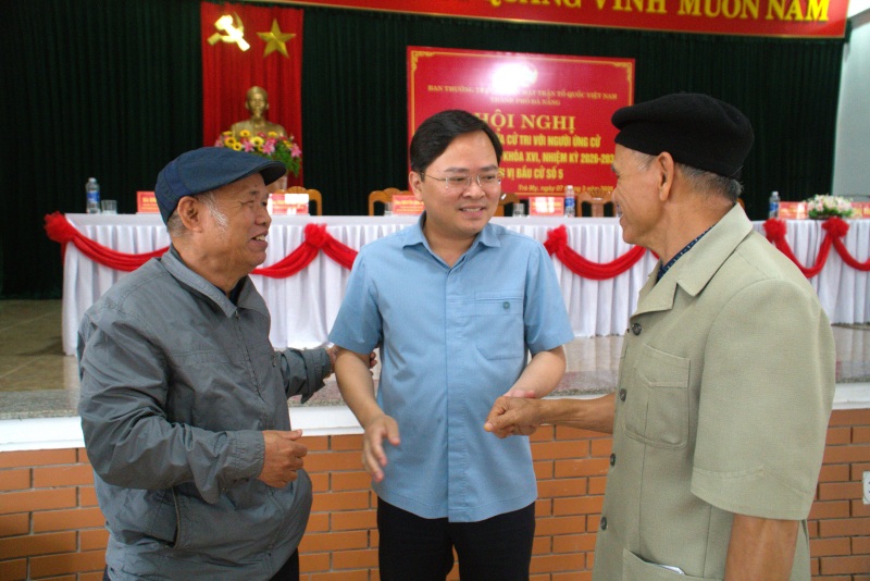 Chairman of the Vietnam General Confederation of Labor Nguyen Anh Tuan exchanges and listens to the thoughts of prestigious people in the highland community of Tra My, Da Nang. Photo: Hoang Bin