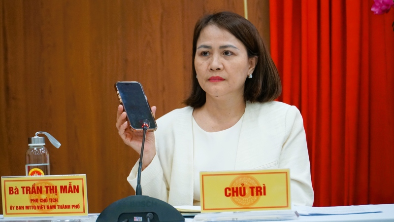 Sự số kết nối trực tuyến với điểm cầu trung tâm khiến cử tri xã Trà Tập, Đà Nẵng phải dùng điện thoại để  