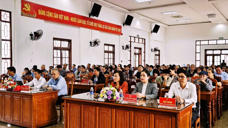 Trong hội trường ở Trà My, nhiều cử tri chăm chú lắng nghe chương trình hành động của các ứng cử viên đại biểu Quốc hội. Ảnh: Hoàng Bin