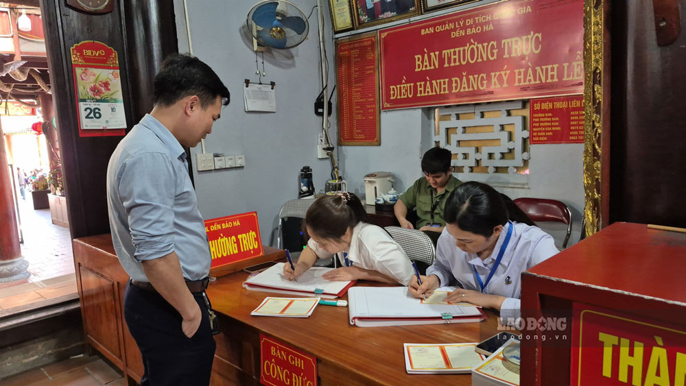 UBND tỉnh Lào Cai yêu cầu tăng cường giám sát, mở sổ sách kế toán và quản lý nguồn tiền đúng quy định tại các di tích. Ảnh: Đinh Đại 