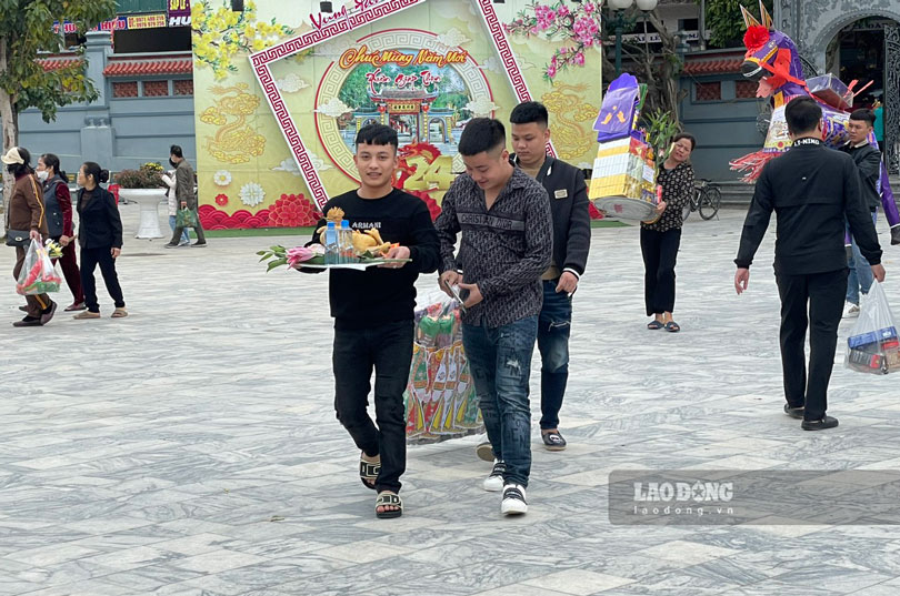 Mỗi năm đền Bảo Hà đón hàng triệu lượt khách đến cầu tài lộc. Ảnh: Đinh Đại 