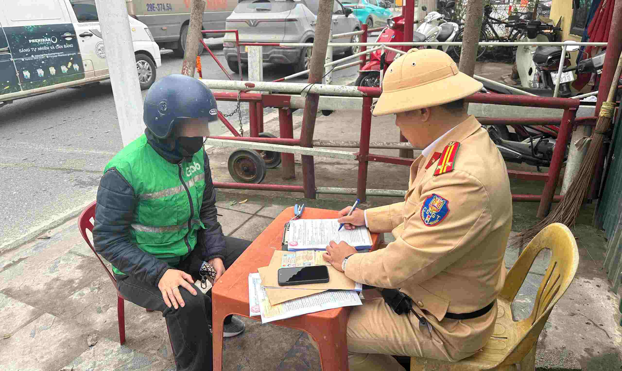 CSGT xử lý trường hợp vi phạm khi đi qua đường ngang giao đường sắt tại Hà Nội. Ảnh: CSGT cung cấp