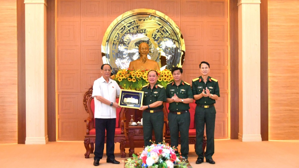 Phó Chủ tịch Quốc hội, Thượng tướng Trần Quang Phương trao tặng quà của đoàn kiểm tra cho Bộ CHQS tỉnh An Giang. Ảnh: Phương Vũ