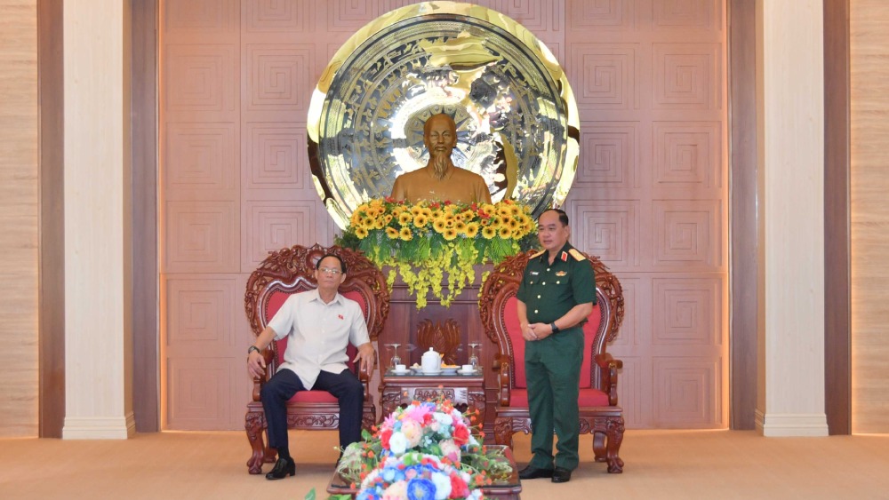 Vice Chairman of the National Assembly, Senior Lieutenant General Tran Quang Phuong working with An Giang Provincial Military Command. Photo: Phuong Vu